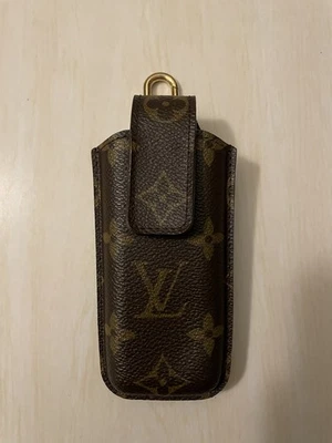 Estuche con monograma para teléfono celular Louis Vuitton  Foto 1 de 3