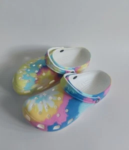 Crocs klassischer Batik Grafik Clog Größe Damen 12/Herren 10 - Bild 1 von 5