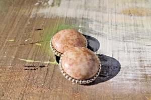 Pendientes perforados con botones de piedra de mármol sintético con borde de punto tono dorado ¡ENVÍO GRATUITO! - Imagen 1 de 11