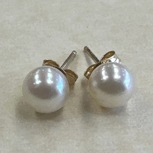 Beautiful 14K Solid Yellow Gold 5.5mm PEARL Stud Pierced Earrings .7 Grams - Picture 1 of 6