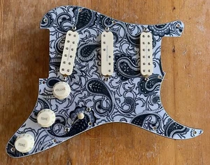 Golpeador Seymour Duncan Everything Axe Stratocaster precableado PAISLEY/CREMA - Imagen 1 de 2
