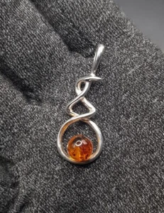 Sterling 925 Silver Baltic Amber Unusual Twist Design Pendant. FreeUKP&P 🇬🇧 - Imagen 1 de 5