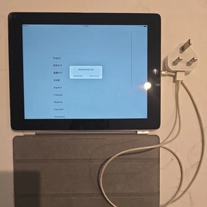 Apple iPad 4th Gen, 32GB. WORKING (cracked screen). Charger & case incl. bundle - Picture 1 of 7