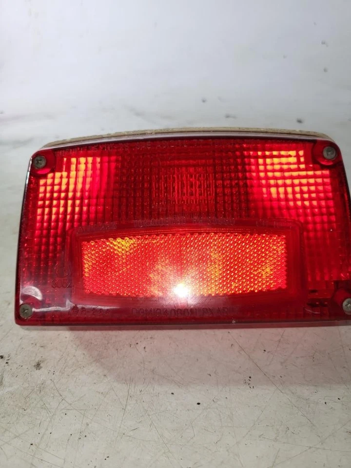 Luz trasera Suzuki GS850 GS850G 1979 usada como está 61825-5 Foto 1 de 1