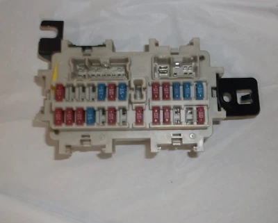 2003-2006 Nissan Altima Junction Block Fuse Box Assembly OEM 24350-3Z800 - Image 1 of 4