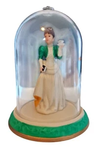 AVON 1995 MRS. PEE ALBEE PRESIDENT'S CLUB AWARD MINIATURE FIGURINE WITH GLOBE - Picture 1 of 6
