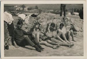 Vintage Foto liebevoller hübscher hemdloser Badeanzug Beefcake Ausbuchtung Männer schwul 1960er - Bild 1 von 2