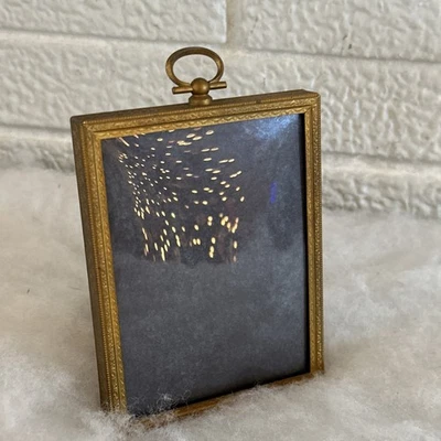 ANTIGUO MINI Marco de fotos de latón en relieve de vidrio burbuja convexo Foto 1 de 4