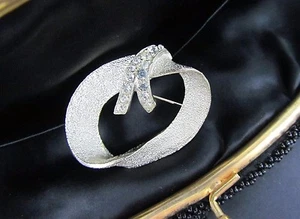 Broche prendedor vintage de diamantes de imitación y tono plateado texturizado firmado por diseñador BSK de los años 50 - Imagen 1 de 7