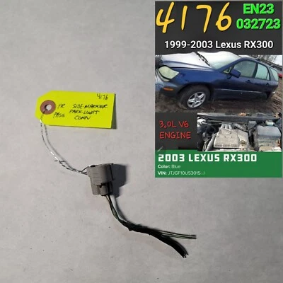 ⭐⭐OEM 1999-2003 LEXUS RX300 FRONT RIGHT SIDE MARKER PARK LIGHT CONNECTOR⭐⭐ - Image 1 of 2