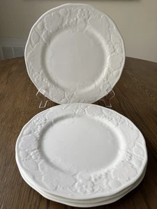 Set of 4 Wedgwood Strawberry & Vine Bone China England 11 1/4" Dinner Plates - Picture 1 of 6