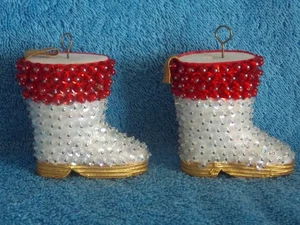 Vintage 2er Set Perlen Pailletten Stecknadel Weihnachtsmann Stiefel rot & weiß Weihnachtsschmuck - Bild 1 von 6