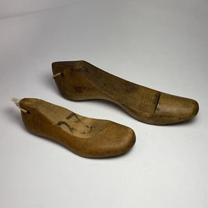 Vintage Wood Shoe Form Wooden Cobbler Mold 2 Sizes Womans And Childs - Picture 1 of 10