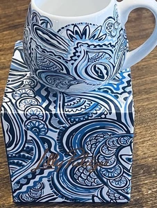 NUEVO Lilly Pulitzer Azul y Blanco Resort Blanco Con Give It A Whirl! Taza en caja!  - Imagen 1 de 11