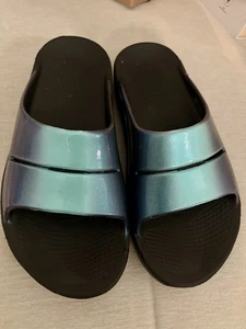 OOFOS OOahh Luxe Atlantis Slides M 8 W10 Iridescent Blue Recovery Sandalen Neu ohne Karton - Bild 1 von 5