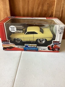 Muscle Machines 1967 '67 Chevy Nova scala 1:24 auto pressofusa 71125 gialla nuova con scatola - Foto 1 di 8