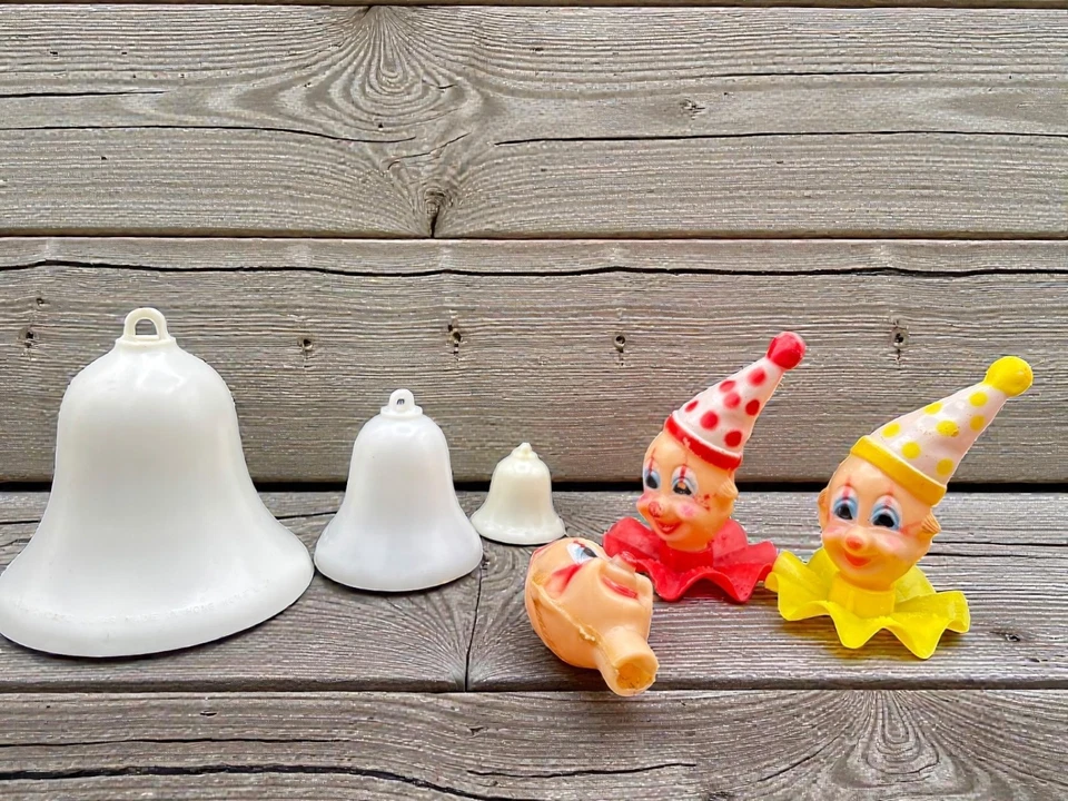 Juego de 6 decoraciones de plástico vintage de moldes para pasteles y campanas de payaso Wilton Foto 1 de 4