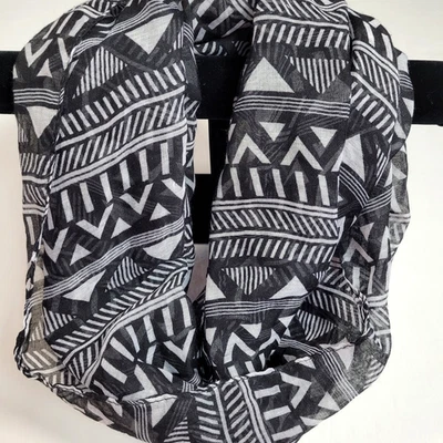 Bufanda para mujer blanca y negra estampado geométrico ligera gasa infinita envoltura Foto 1 de 4