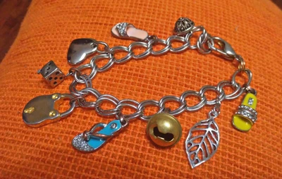 BRACCIALE VINTAGE CON 9 CHARMS (di cui 3 sandaletti) - Immagine 1 di 4