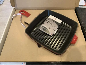 STAUB Gusseisen quadratische amerikanische Grillpfanne - 26 cm, ROT (BRANDNEU IN VERPACKUNG) - Bild 1 von 5