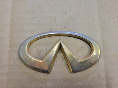 Infiniti OEM I30 J30 J30T Gold Rear Emblem Badge Logo Nameplate Name 84890 40000 Foto 1 de 2