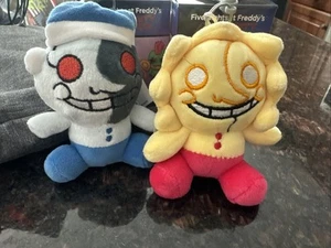 2 ULTRA RARE Five Nights At Freddy’s Plush Backpack HANGERS. BOTH CHASES - Picture 1 of 5
