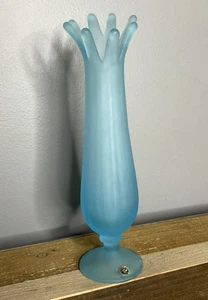 Jarrón Westmoreland azul niebla satinado elástico dedo mediados de siglo vidrio artístico oscilante - Imagen 1 de 3