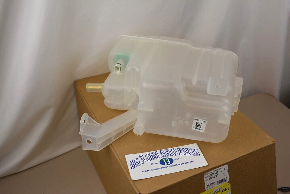 2011 2012 Chevrolet Silverado GMC Sierra 2500 3500 Radiator Surge Tank new OEM - Image 1 of 1