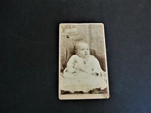 Años 1870 - Pretty Child - Foto CDV Sepia - por L. H. Bradley Studio - Greenville, Pensilvania. - Imagen 1 de 2