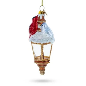 Majestuoso cardenal rojo encaramado en linterna vidrio soplado adorno de Navidad - Imagen 1 de 5
