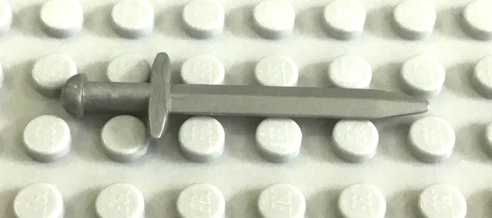 LEGO Minifigura Plana Plateada, Arma Gran Espada con Delgado Protector Cruzado Foto 1 de 1