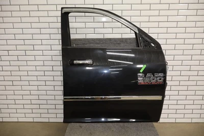 09-18 Ram 19-24 Ram Classic Crew Cab Right Front Door (Brilliant Black PXR) Foto 1 de 4