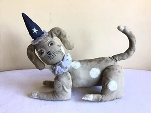 Handgefertigte handgemachte primitive Volkskunst braun grau liegend Welpe Hund Stoffpuppe - Bild 1 von 4