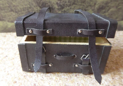 Reisekoffer Truhe braun zum Aufklappen Puppenstube Miniatur 1:12 6cm  - Bild 1 von 4