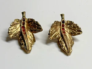 Vintage Clip on Earrings Gold Tone Metal Red Stones Leaf Design - Picture 1 of 6