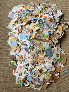 GB 1 KILOWARE of USED STAMPS ON PAPER ideal for crafts - Picture 1 of 3