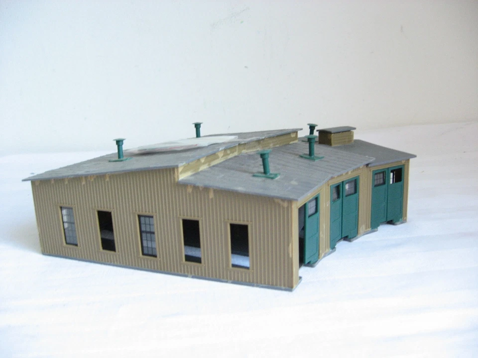 SM228* Faller N Locomotive Shed 3-Stand Built - Image 1 of 4