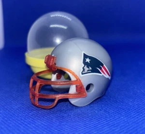 NFL FOOTBALL MINI HELM NEW ENGLAND PATRIOTS IN 2" Vending Capsule NEU Top - Bild 1 von 5