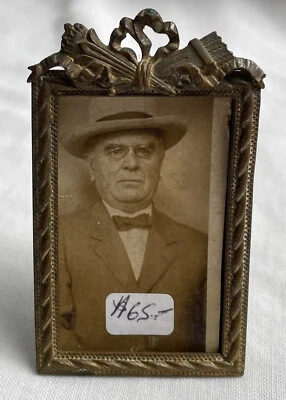 Antiguo marco de fotos de latón fundido de lujo diminuto 2 3/4" X 1 1/2" Foto 1 de 4