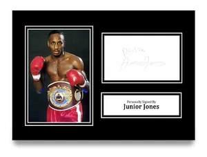 Foto firmata Junior Jones A4 autografo boxe peso gallo regalo esposizione + certificato di autenticità - Foto 1 di 5
