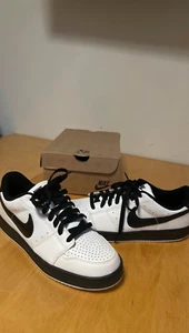 Nike Backboard Sneaker Schuhe Weiß/Schwarz Neu Größe 44 - Bild 1 von 6