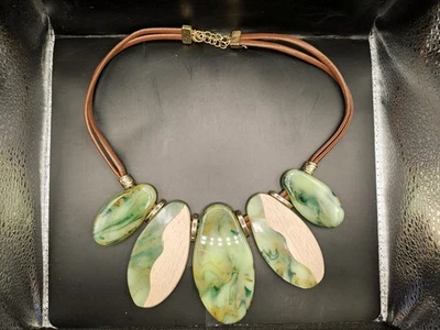 Collar verde y madera C1946 Foto 1 de 4