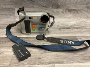 Sony FD Mavica MVC-FD75 0.3MP Optical 10x Zoom Digital Still Camera w/ Battery - Picture 1 of 11