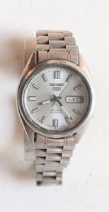 Reloj Seiko 5 Automático 7S26-3040 Árabe Días/Fecha 21J Esfera Plateada Todo Acero De Colección - Imagen 1 de 20