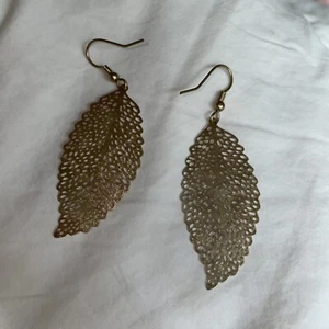 Golden Elegant Leaf Earrings 1 1/2” L Gold Tone Jewelry Leaves - Picture 1 of 2