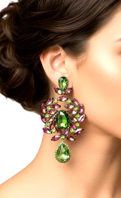 Серьги-клипсы длиной 4,75 дюйма с радужным витрейлом и зелеными кристаллами Drag Queen - Изображение 1 из 3