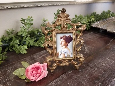 Antiguo marco de fotos dorado de hierro fundido ornamentado con soporte de caballete Foto 1 de 4