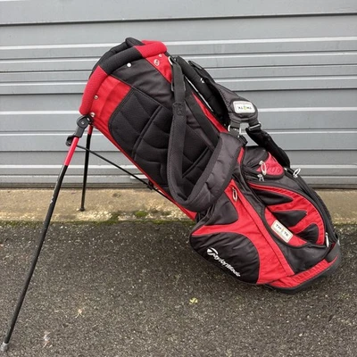 TaylorMade TMTK Select Plus 支架包 7 路分隔,红色/黑色 带肩带 — 第 1/4 张图片