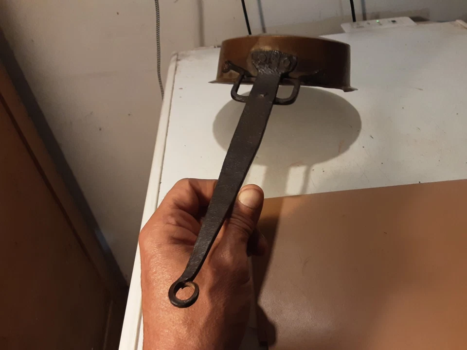 ANTICA PADELLA RAME E FERRO DIAMETRO 19 ALTEZZA 5 LUNGHEZZA MANICO COMPRESO 46 C - Immagine 1 di 4