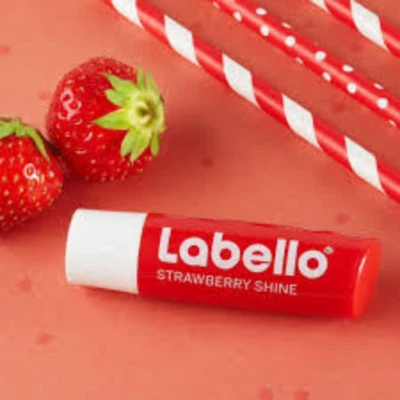 Bálsamo labial de fresa Labello - Hidratación duradera para labios suaves aceites naturales Foto 1 de 3